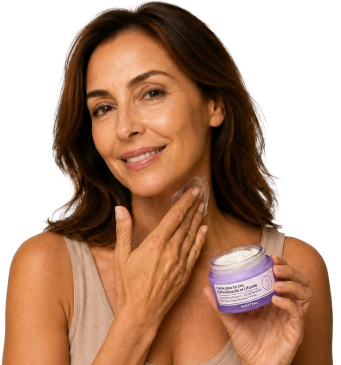 Application de la crème sur le cou et le décolleté